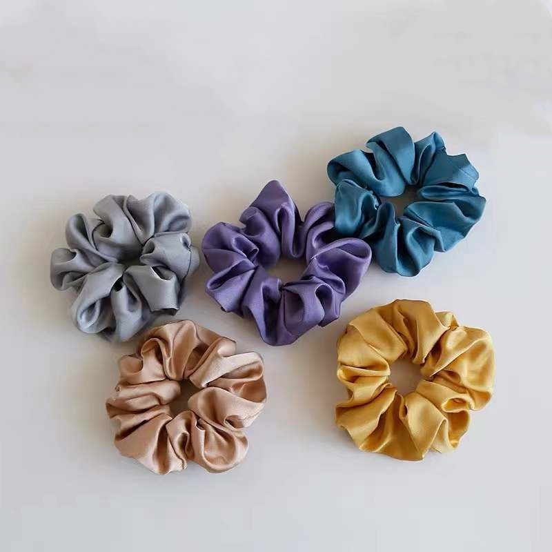 Grosir kualitas tinggi Warna Disesuaikan sutra scrunchies sutra untuk warna rambut khusus